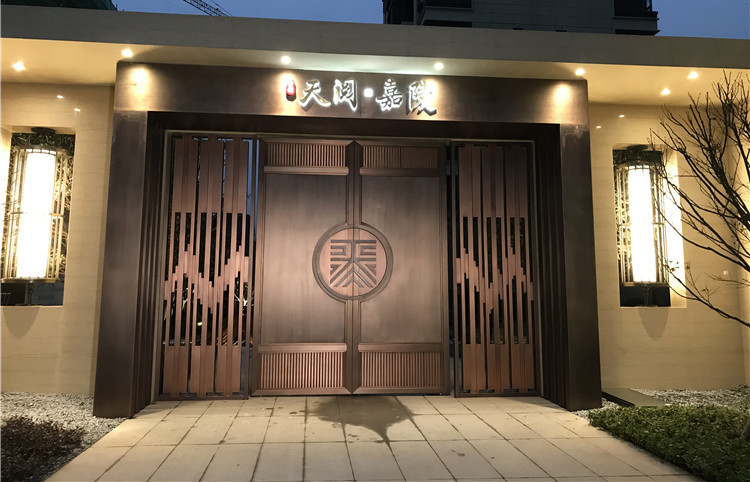 銅門(mén)成為富豪別墅的門(mén)面，誰(shuí)在背后推動(dòng)？